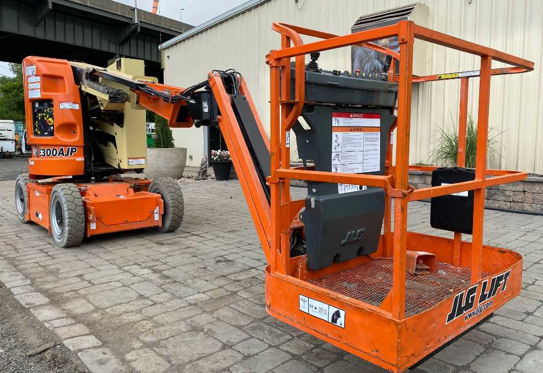 JLG E300AJP Articulating Boom Lift