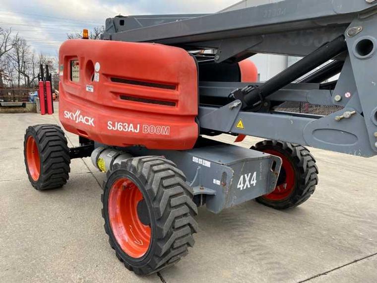 SkyJack SJ63AJ Articulating Boom Lift